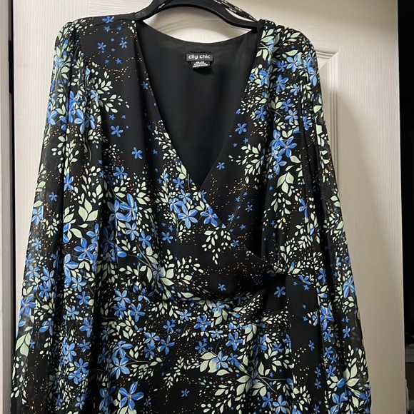 Black city chic dress with blue flowers - Picture 2 of 5